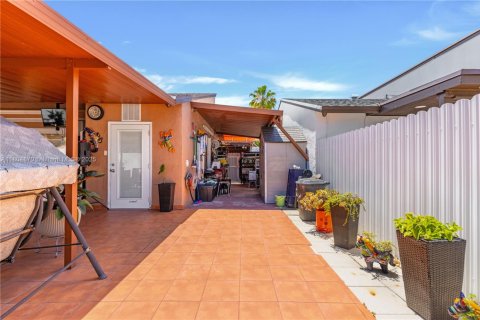 House in Miami, Florida 3 bedrooms, 121.33 sq.m. № 1700998 - photo 20