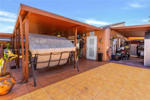 House in Miami, Florida 3 bedrooms, 121.33 sq.m. № 1700998 - photo 27