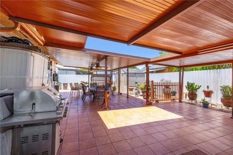 House in Miami, Florida 3 bedrooms, 121.33 sq.m. № 1700998 - photo 19