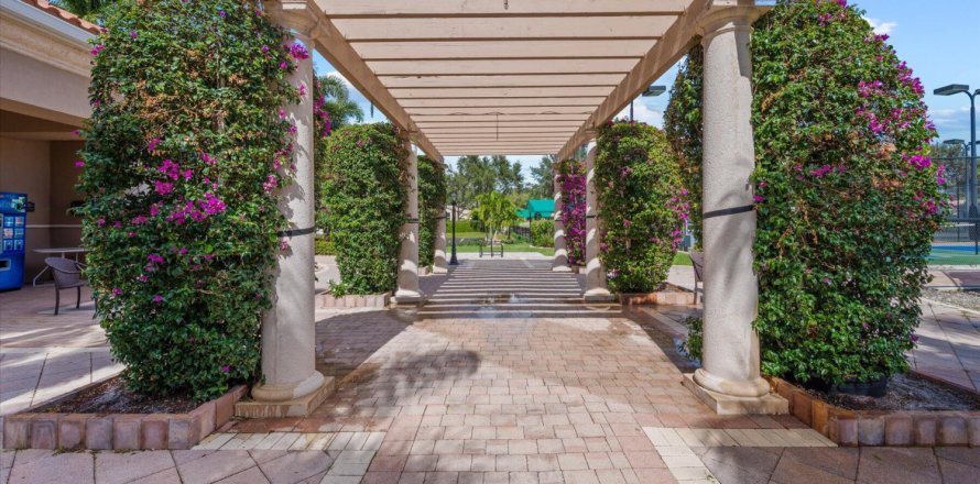 House in Delray Beach, Florida 3 bedrooms, 221.48 sq.m. № 1207727
