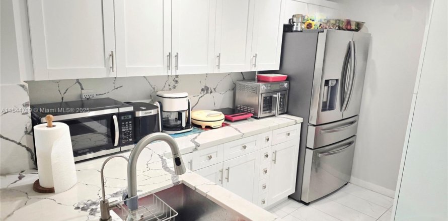 Condo in Coral Gables, Florida, 2 bedrooms  № 1841351