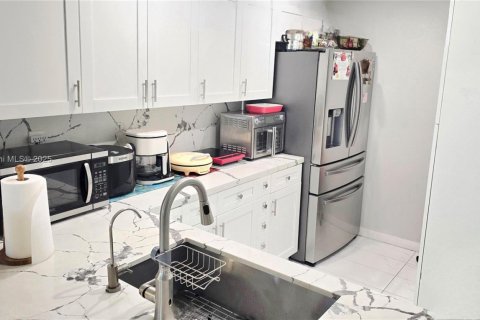 Condo in Coral Gables, Florida, 2 bedrooms  № 1841351 - photo 18