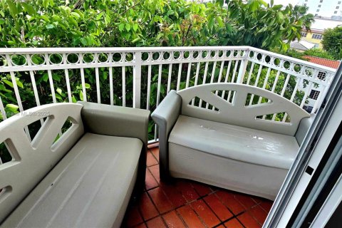 Condo in Coral Gables, Florida, 2 bedrooms  № 1841351 - photo 8