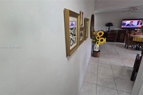Condo in Coral Gables, Florida, 2 bedrooms  № 1841351 - photo 17