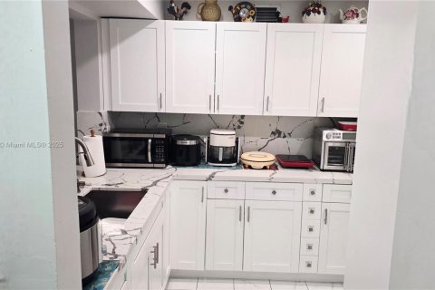 Condo in Coral Gables, Florida, 2 bedrooms  № 1841351 - photo 21