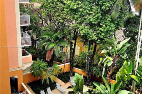 Condo in Coral Gables, Florida, 2 bedrooms  № 1841351 - photo 11