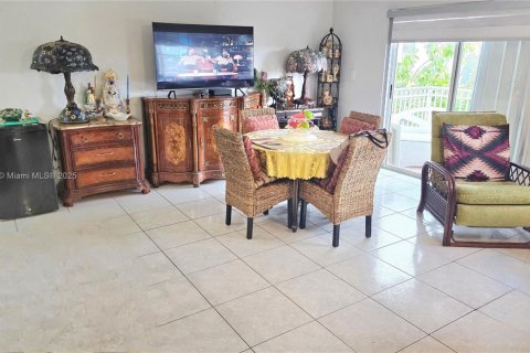 Condo in Coral Gables, Florida, 2 bedrooms  № 1841351 - photo 9