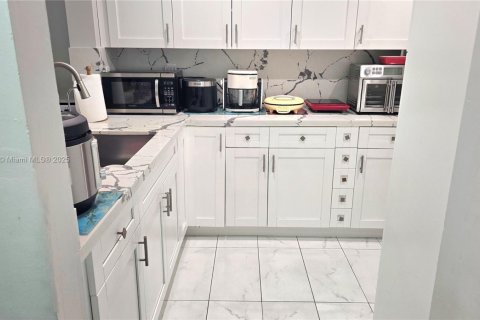 Condo in Coral Gables, Florida, 2 bedrooms  № 1841351 - photo 20