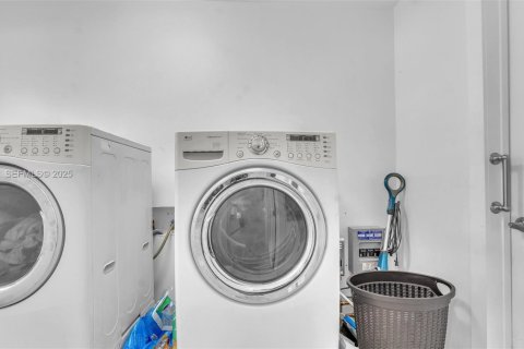 Casa en venta en Miami, Florida, 4 dormitorios, 223.15 m2 № 1984396 - foto 12