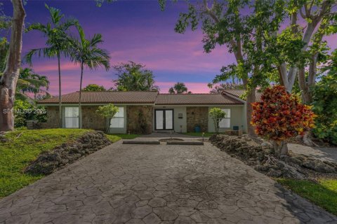 Casa en venta en Miami, Florida, 4 dormitorios, 223.15 m2 № 1984396 - foto 16