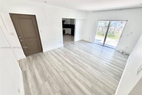 Снять в аренду виллу или дом в Майами, Флорида 3 спальни, 195.84м2, № 2085304 - фото 3