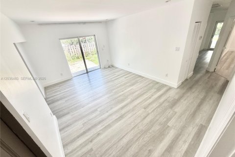 Снять в аренду виллу или дом в Майами, Флорида 3 спальни, 195.84м2, № 2085304 - фото 2