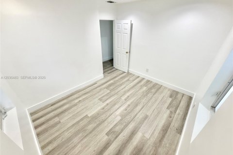 Снять в аренду виллу или дом в Майами, Флорида 3 спальни, 195.84м2, № 2085304 - фото 12