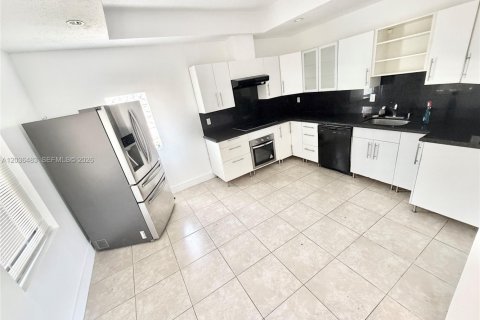 Снять в аренду виллу или дом в Майами, Флорида 3 спальни, 195.84м2, № 2085304 - фото 4