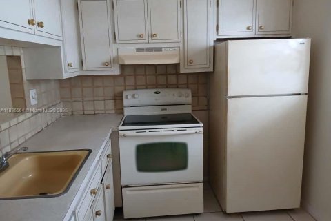 Condominio en alquiler en Lauderdale Lakes, Florida, 1 dormitorio, 63.55 m2 № 1933330 - foto 3