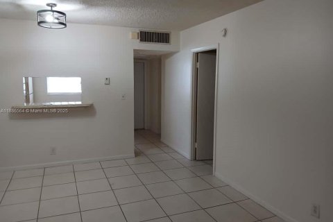 Condominio en alquiler en Lauderdale Lakes, Florida, 1 dormitorio, 63.55 m2 № 1933330 - foto 2