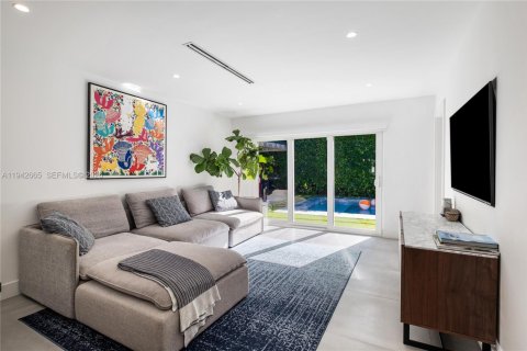 Villa ou maison à vendre à Miami, Floride: 4 chambres, 203.46 m2 № 2004263 - photo 11