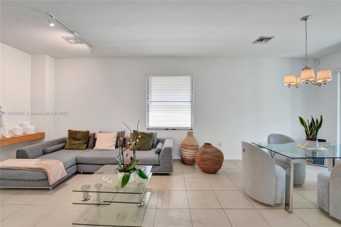 House in Miami, Florida 4 bedrooms, 195.56 sq.m. № 2013225 - photo 22