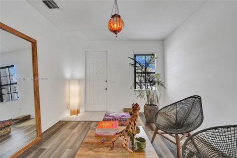 House in Miami, Florida 4 bedrooms, 195.56 sq.m. № 2013225 - photo 8