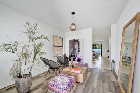 House in Miami, Florida 4 bedrooms, 195.56 sq.m. № 2013225 - photo 5