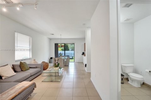 House in Miami, Florida 4 bedrooms, 195.56 sq.m. № 2013225 - photo 11