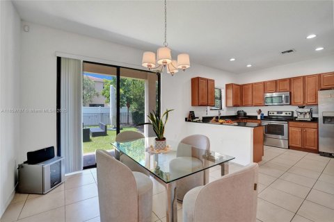 House in Miami, Florida 4 bedrooms, 195.56 sq.m. № 2013225 - photo 25