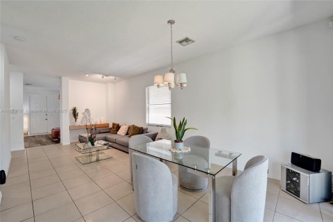 House in Miami, Florida 4 bedrooms, 195.56 sq.m. № 2013225 - photo 27