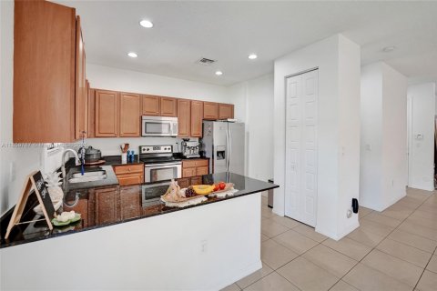 House in Miami, Florida 4 bedrooms, 195.56 sq.m. № 2013225 - photo 29