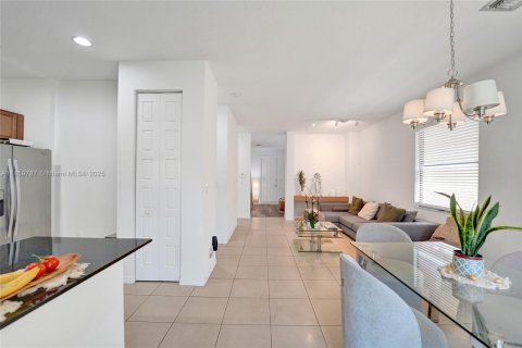 House in Miami, Florida 4 bedrooms, 195.56 sq.m. № 2013225 - photo 30