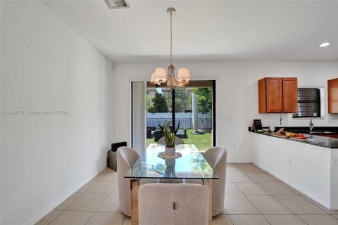 House in Miami, Florida 4 bedrooms, 195.56 sq.m. № 2013225 - photo 24