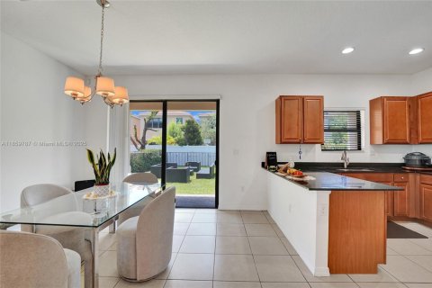 House in Miami, Florida 4 bedrooms, 195.56 sq.m. № 2013225 - photo 26