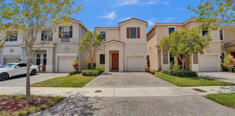 House in Miami, Florida 4 bedrooms, 195.56 sq.m. № 2013225