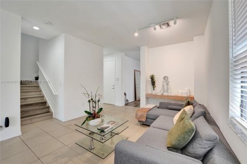 House in Miami, Florida 4 bedrooms, 195.56 sq.m. № 2013225 - photo 19