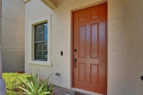 House in Miami, Florida 4 bedrooms, 195.56 sq.m. № 2013225 - photo 3