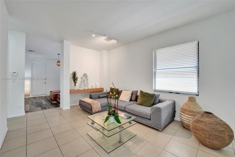 House in Miami, Florida 4 bedrooms, 195.56 sq.m. № 2013225 - photo 17