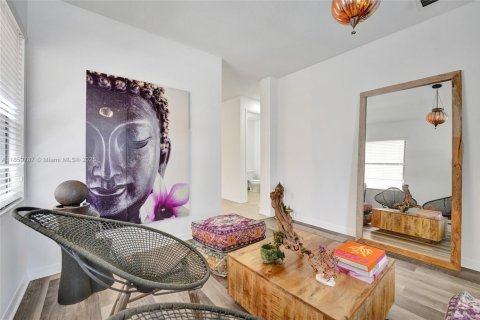 House in Miami, Florida 4 bedrooms, 195.56 sq.m. № 2013225 - photo 10