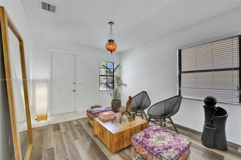 House in Miami, Florida 4 bedrooms, 195.56 sq.m. № 2013225 - photo 7