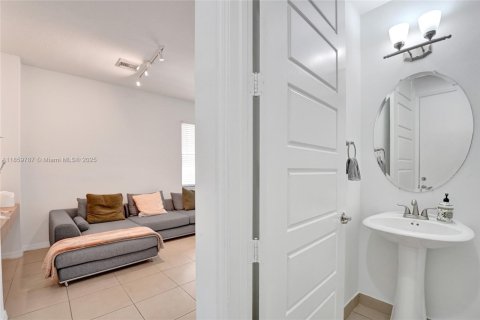 House in Miami, Florida 4 bedrooms, 195.56 sq.m. № 2013225 - photo 13