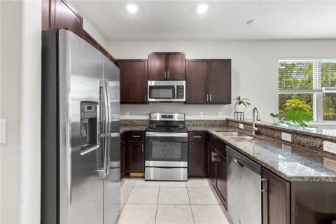Townhouse in New Port Richey, Florida 3 bedrooms, 166.02 sq.m. № 2109760 - photo 9