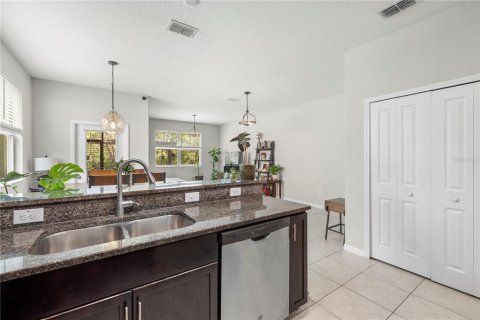 Townhouse in New Port Richey, Florida 3 bedrooms, 166.02 sq.m. № 2109760 - photo 11