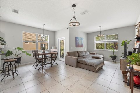 Townhouse in New Port Richey, Florida 3 bedrooms, 166.02 sq.m. № 2109760 - photo 18