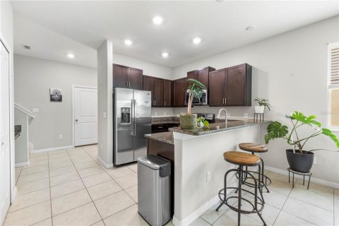 Townhouse in New Port Richey, Florida 3 bedrooms, 166.02 sq.m. № 2109760 - photo 10