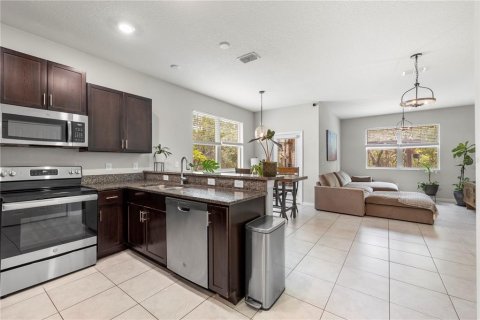 Townhouse in New Port Richey, Florida 3 bedrooms, 166.02 sq.m. № 2109760 - photo 8