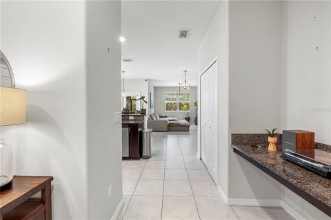 Townhouse in New Port Richey, Florida 3 bedrooms, 166.02 sq.m. № 2109760 - photo 7