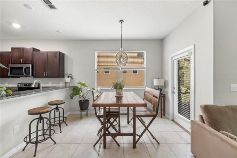 Townhouse in New Port Richey, Florida 3 bedrooms, 166.02 sq.m. № 2109760 - photo 13