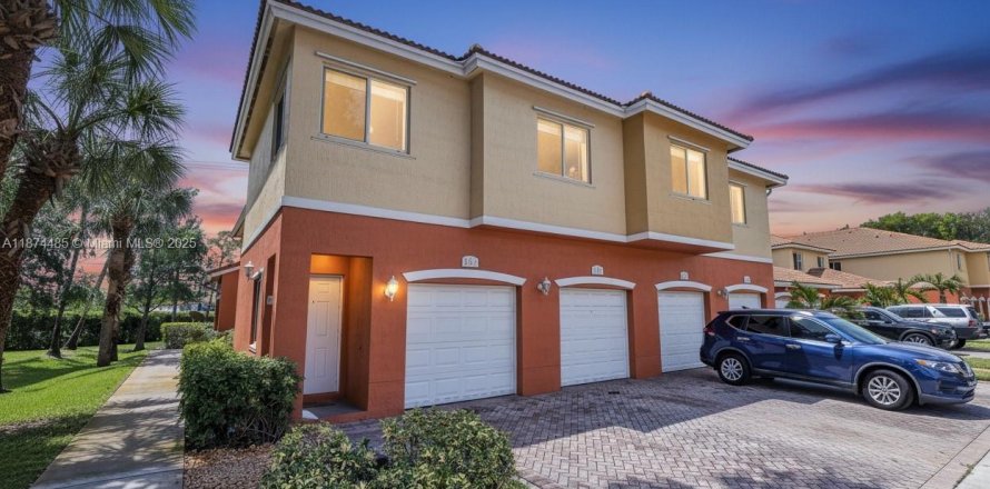 Townhouse in Davie, Florida 2 bedrooms, 102.47 sq.m. № 1923555