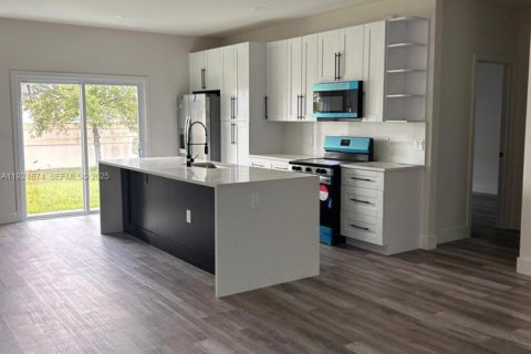 Casa en alquiler en Lehigh Acres, Florida, 3 dormitorios, 134.34 m2 № 1993341 - foto 12