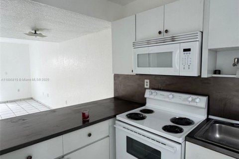 Townhouse in Miami, Florida 2 bedrooms, 80.64 sq.m. № 1956016 - photo 1