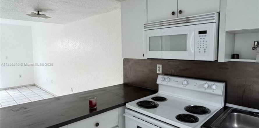 Townhouse in Miami, Florida 2 bedrooms, 80.64 sq.m. № 1956016