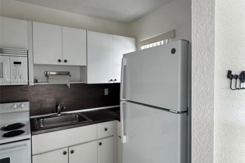 Townhouse in Miami, Florida 2 bedrooms, 80.64 sq.m. № 1956016 - photo 3